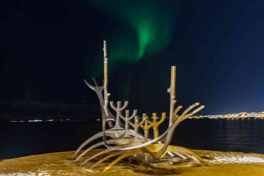 Islandia 030 - Aurora Boreal - Reykjavik - escultura El Viajero del Sol.jpg